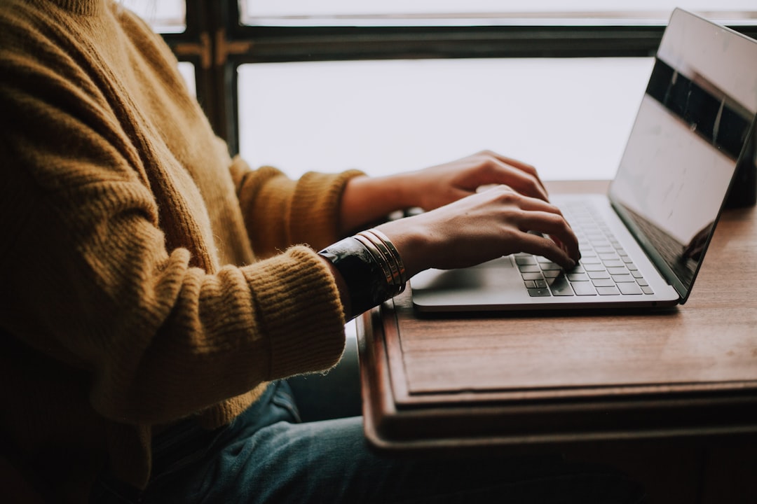 Pelajar mengerjakan assessment dan latihan belajar menggunakan laptop