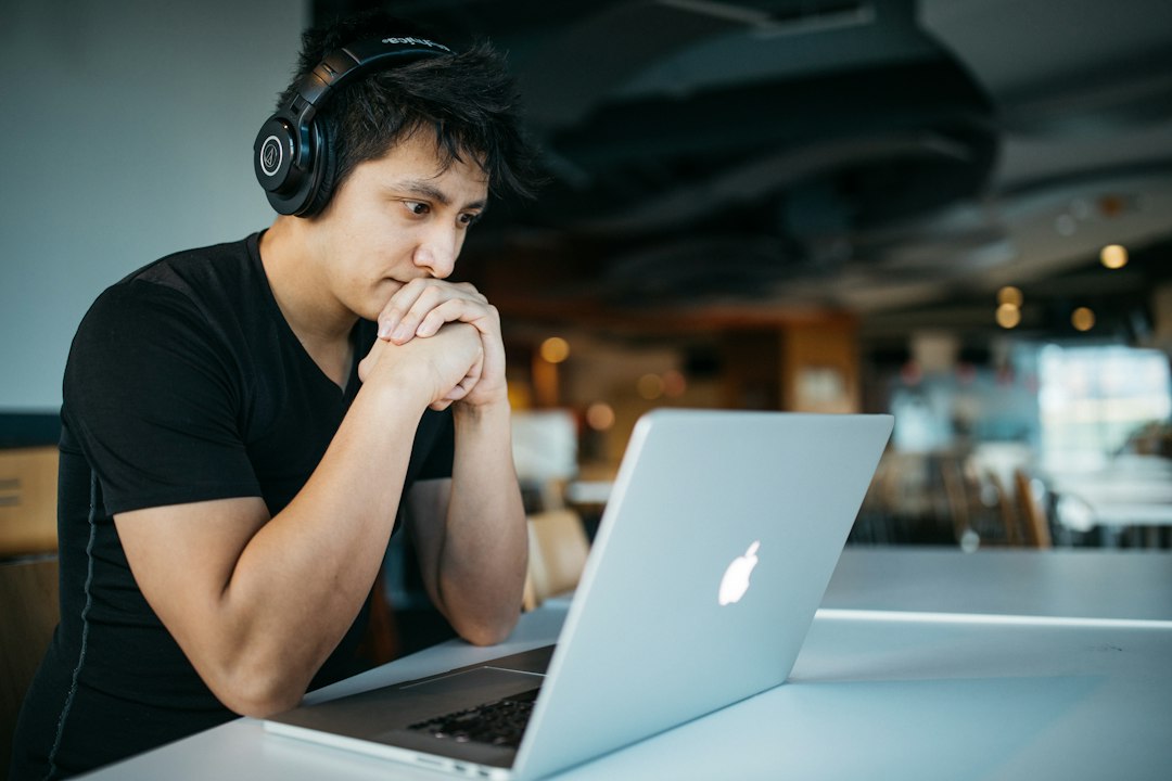 Mahasiswa mengikuti pembelajaran online menggunakan laptop dan headphone